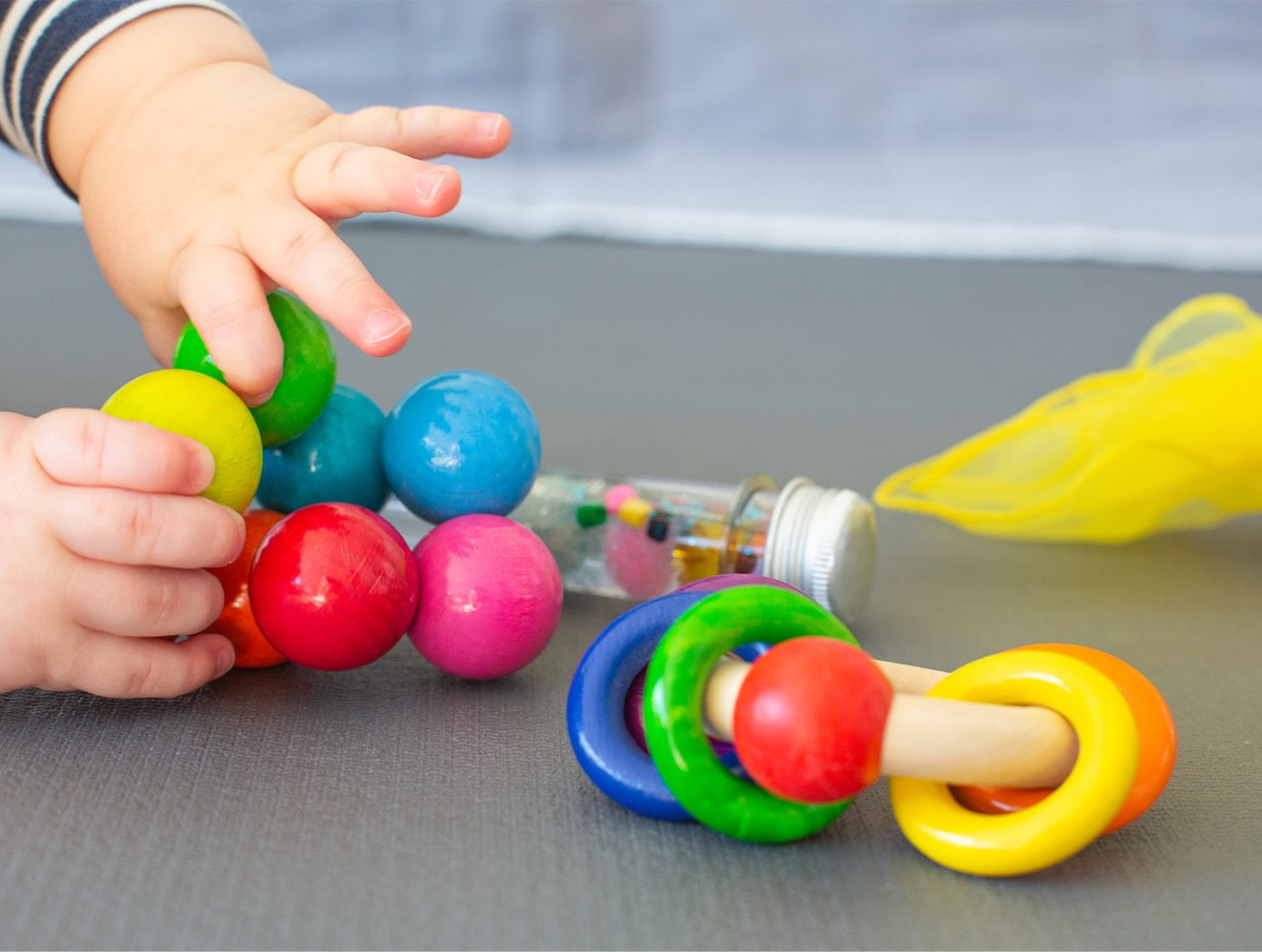 Babyhand mit Spielzeug