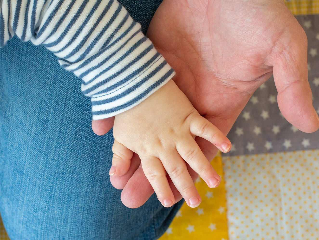 Babyhand in großer Hand